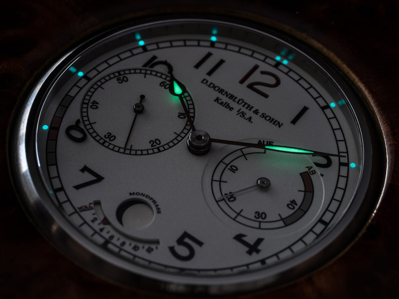 La aplicación de SuperLuminova en manecillas e índices mejora la visibilidad en la oscuridad.