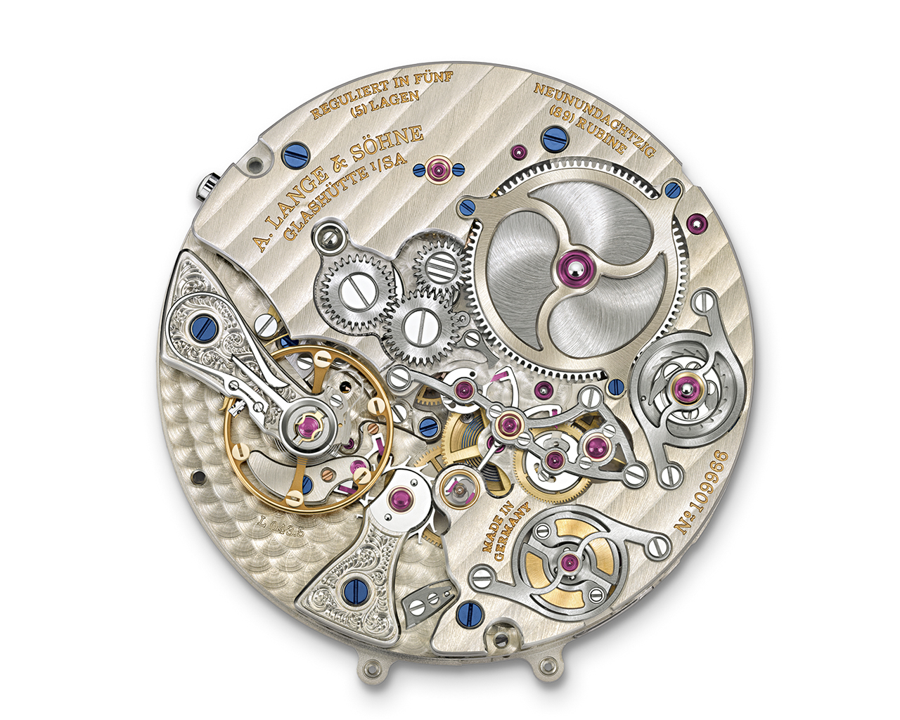 El calibre L043.5 del Zeitwerk Minute Repeater de cuerda manual mide 44.2 x 14.1 mm, tiene 771 componentes y 93 piedras de cojinete. Garantiza una reserva de marcha de 36 horas con toda la cuerda dada, si no se activa la sonería. Ha sido decorado y montado a mano, y presenta la platina tres cuartos de alpaca natural característica de esta marca, así como el puente del volante grabado a mano.