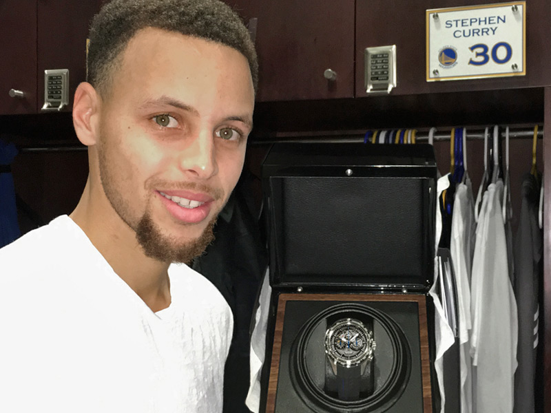 Stephen Curry, actual MVP de la NBA, con su Silverstone RS Skeleton de Graham.