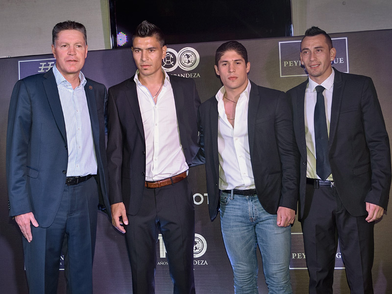 Ricardo Peláez, Presidente Deportivo del América, con los futbolistas Paolo Goltz, Javier Güemez y Rubens Sambueza