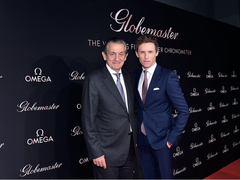 Stephen Urquhart, presidente de Omega, y Eddie Redmayne