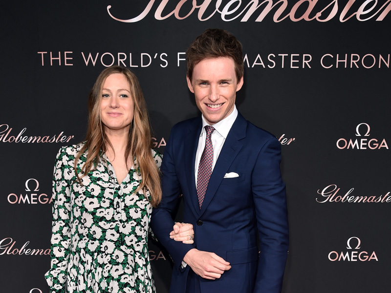 Hannah Bragshow y Eddie Redmayne en Los Angeles