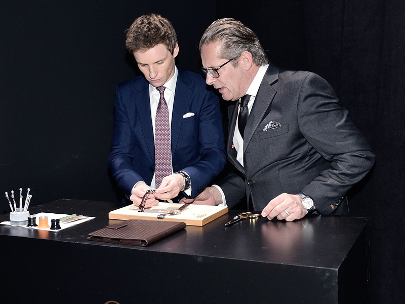 Eddie Redmayne con Jean Claude Monochon, director de desarrollo de Omega
