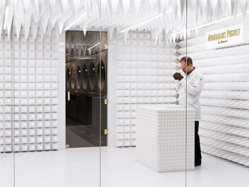 Errazuriz ha diseñado tambén un cuarto acústico blanco "muy fotogénico", donde el material de las paredes y techos forma picos que simulan estalactitas.