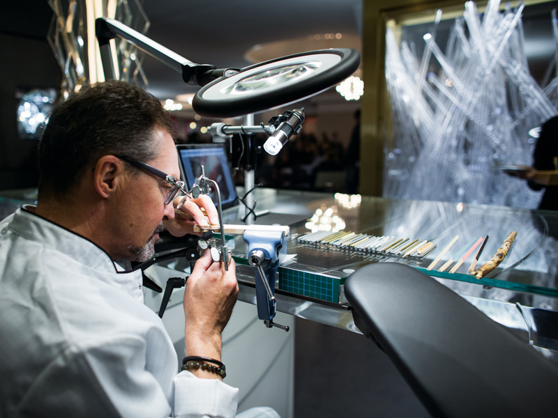 Un artesano de la firma de Le Brassus en directo en el booth de AP en Art Basel.