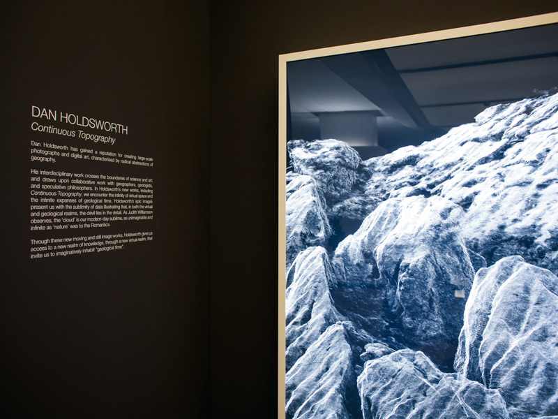Foto de gran formato y un video de la serie “Continuous Topography” de Dan Holdsworth