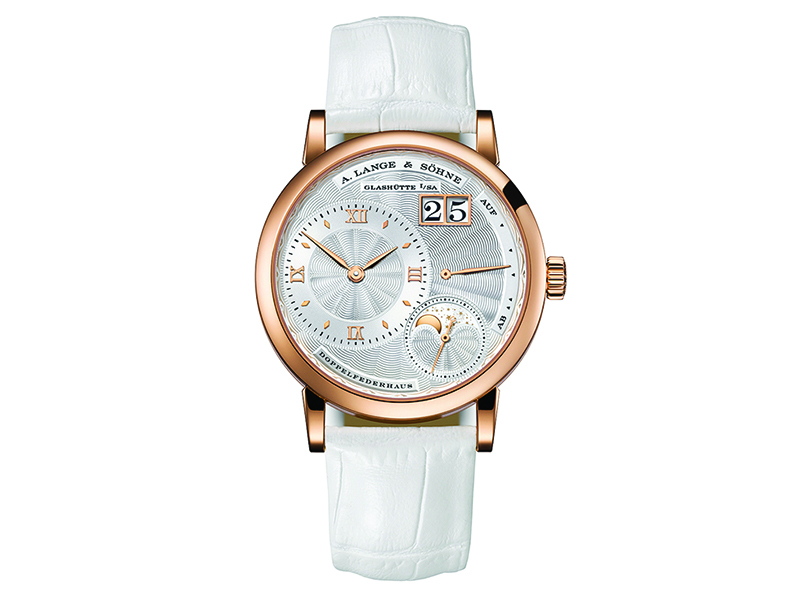 Equipado con un mecanismo totalmente nuevo, este modelo en esfera de color plata y caja de oro rojo, destaca por contener, en tan solo 36,8 mm, diversas funciones, como horas, minutos, pequeño segundero. fecha y fases de la luna.