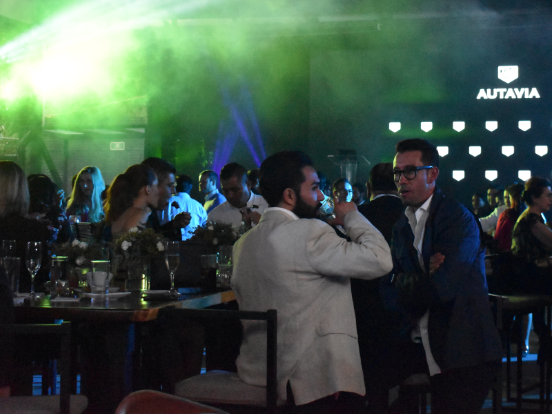 Ambiente relajado durante el evento en Jardín Lambú.